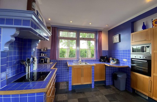 Municipality of Mill en Sint Hubert House | Colourful farmhouse in the middle of nature