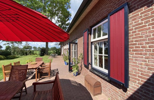 Municipality of Mill en Sint Hubert House | Colourful farmhouse in the middle of nature
