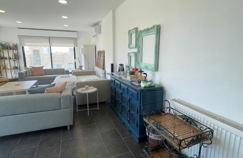 Suwailih Apartment | Colourful & spacious flat for 2 in West Amman!
