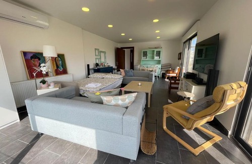 Suwailih Apartment | Colourful & spacious flat for 2 in West Amman!