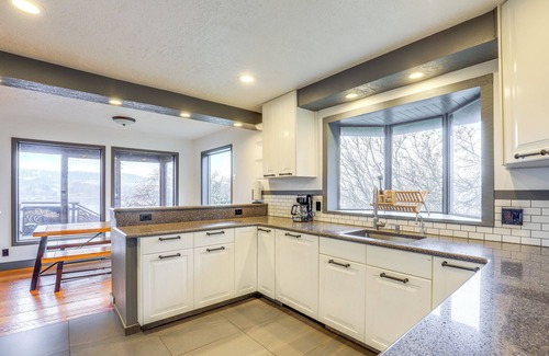 Lyle House | Columbia River Retreat on 20 Acres: Hikes & Wine!