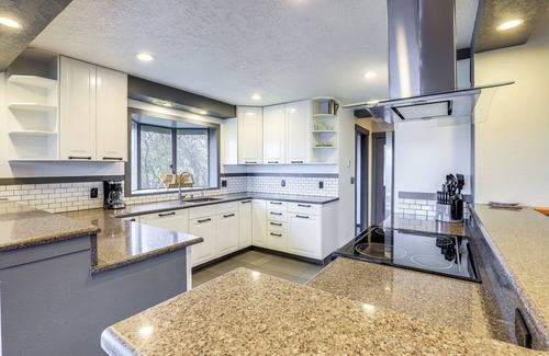 Lyle House | Columbia River Retreat on 20 Acres: Hikes & Wine!