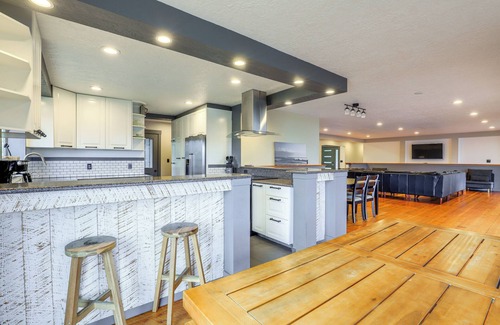 Lyle House | Columbia River Retreat on 20 Acres: Hikes & Wine!