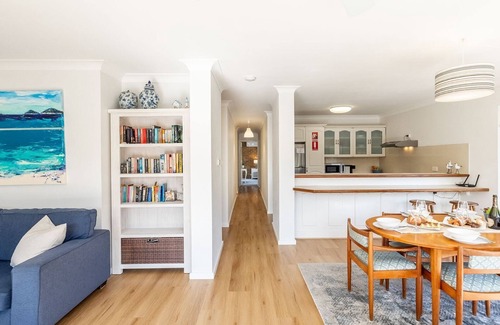 Nelson Bay Apartment | Columbia Views, 2/9 Columbia Close - Aircon, WIFI, Netflix, Views & Boat Parking