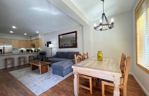 Mammoth Lakes Condo | Columbus Day retreat with large deck and unobstructed golf course view