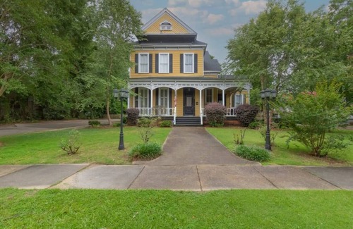 Columbus House | Columbus's Luxurious Mansion! Stay at Goldfinch