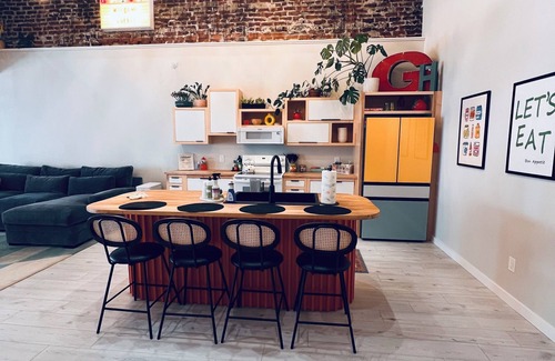 Seymour Apartment | Come and stay in our Cozy Upstairs Apartment