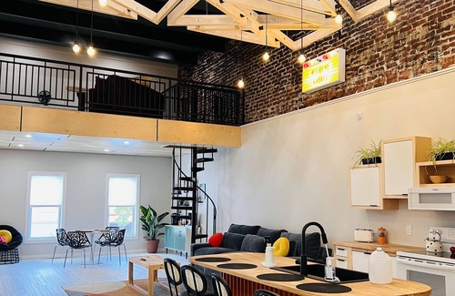 Seymour Apartment | Come and stay in our Cozy Upstairs Apartment