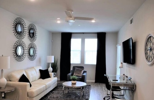 Arlington South Apartment | Come get some California Love