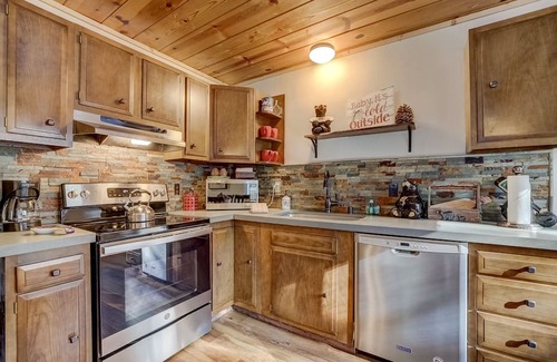Pioneer Trail Cabin | Come Snuggle Up at Cozy Bear Cabin!