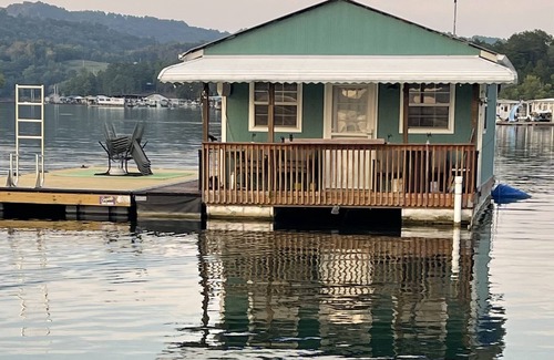Rock Harbor Cabin | Come stay on the water and create your own tales to share for a lifetime!