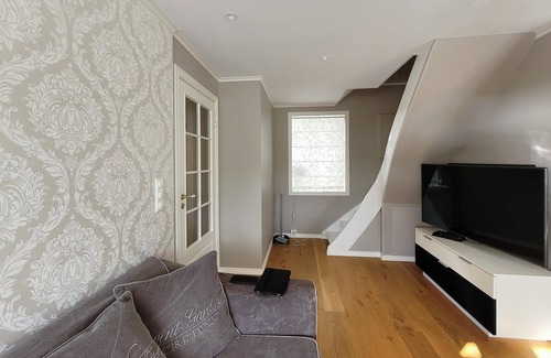 Strandvik House | Come to rest in this spacious cottage in 1st row to the Bjørnafjord.