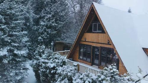 Saint-Aime-du-Lac-des-Iles Ski Chalet | Comfort & Lake Access - Au Pic du Lac