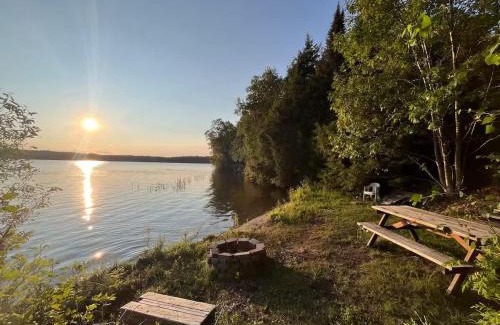 Saint-Aime-du-Lac-des-Iles Ski Chalet | Comfort & Lake Access - Au Pic du Lac