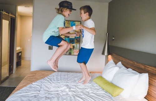 Circleville Resort | Comfort and Convenience! Free Parking, 2 Onsite Pools, Near French Quarter