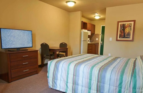 Pleasanton House | Comfort and Convenience Combined! With Free Parking & Equipped Kitchens!