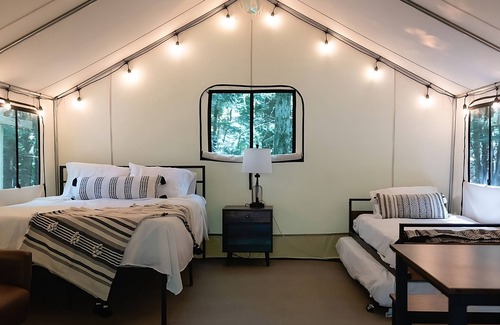 Endicott House | Comfort and Convenience! Free Onsite Parking, Near Cutler Botanic Garden