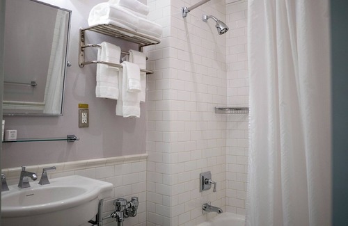 Goose Hollow Hotel | Comfort and Convenience! 2 Modern Suite, Pet-friendly Hotel with Pop-Up Cinema!