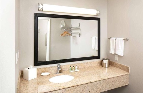 Temecula Hotel | Comfort and Convenience in Signature Temecula! Free Parking, Onsite Pool