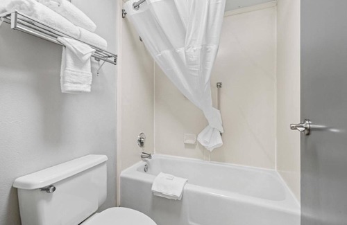 Orchard District Resort | Comfort and Convenience! 2 Relaxing Units! Close to Bend Municipal Airport!