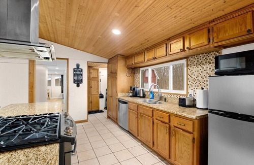 Creve Coeur House | Comfort Cabin - 2BD Family Getaway in Creve Coeur