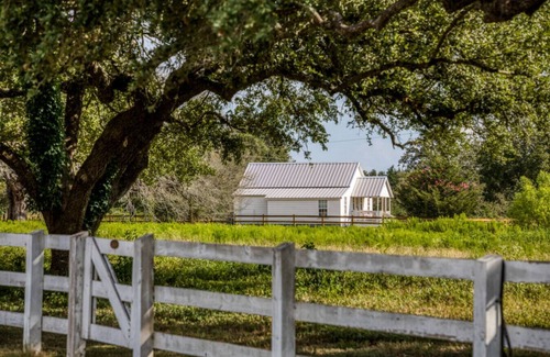 Round Top House | Comfort, Charm, & Countryside Bliss in Round Top!