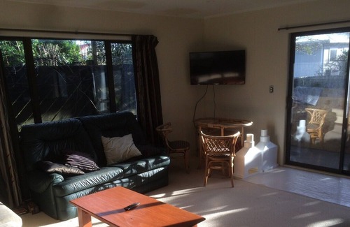 Papamoa Beach Cabin | Comfort near the beach