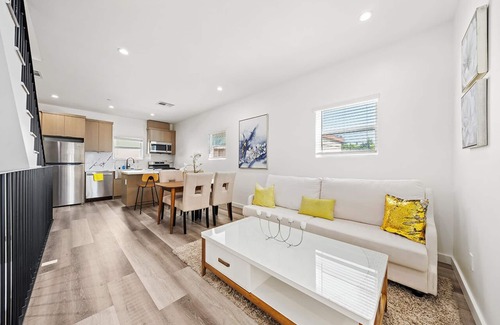 Rampart Village House | Comfort Suite Los Angeles