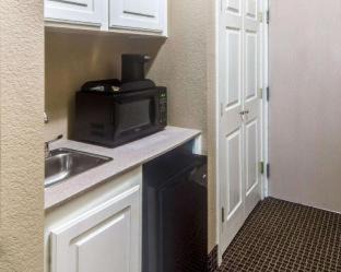 Barrett Hotel | Comfort Suites Kingwood Humble Houston IAH Airport