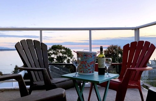 White Rock House | Comfort suites with Ocean view balcony ---5 min walk to the beach!