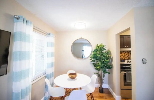 Central Oakland Park Apartment | Comfortable 1-Bedroom Apt near Beaches, Dining & Shops