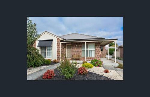 Mount Clear House | Comfortable 3-bedroom home with two car garage
