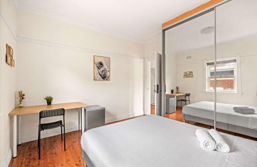 Padstow House | Comfortable & Affordable Stay in Padstow - Queen Room Retreat - Shared Bathroom
