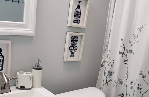 Jackson Apartment | Comfortable and cozy 2 bedroom, 1 bath apartment nestled in Midtown.