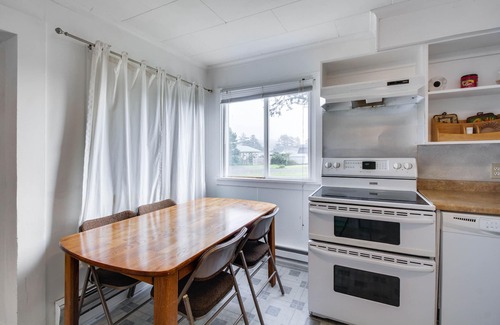 Pacific Beach House | Comfortable and dog-friendly cottage, walk to Pacific Beach State Park