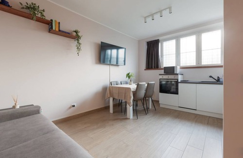 Affori Apartment | Comfortable and modern 45sqm apartment, able to comfortably accommodate up to 4 people, located in the basement of a building WITHOUT a lift (steps to access it). The apartment is located in a strategic position, just a 5-minute walk from the Affori st