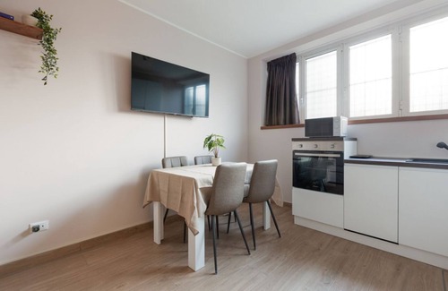 Affori Apartment | Comfortable and modern 45sqm apartment, able to comfortably accommodate up to 4 people, located in the basement of a building WITHOUT a lift (steps to access it). The apartment is located in a strategic position, just a 5-minute walk from the Affori st