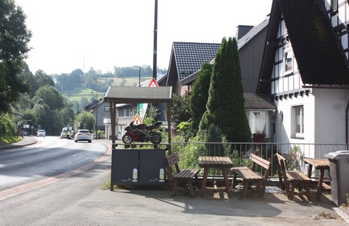 Zueschen Apartment | Comfortable and versatile room-perfect for relaxation, work and exchange