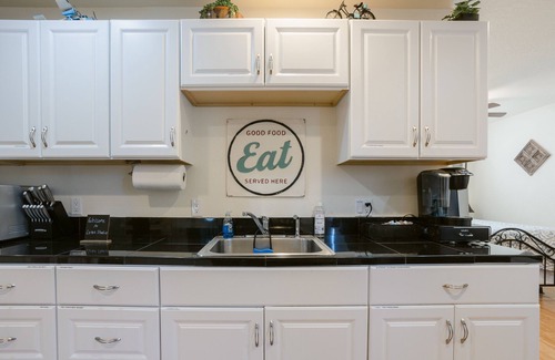 Medford Apartment | Comfortable and Well Stocked-Central Location-2 blocks to Major Park
