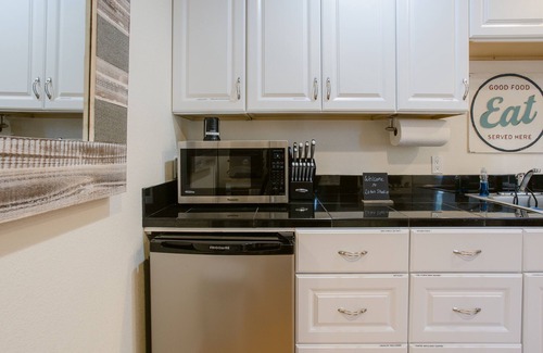 Medford Apartment | Comfortable and Well Stocked-Central Location-2 blocks to Major Park