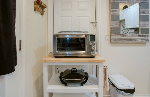 Medford Apartment | Comfortable and Well Stocked-Central Location-2 blocks to Major Park