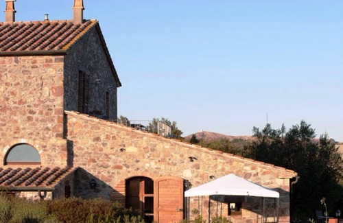 Radicofani Apartment | Comfortable apartment with garden in an old farmhouse with swimming pool