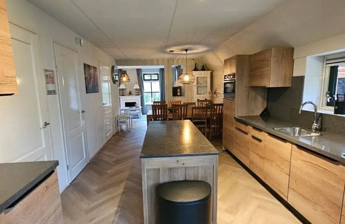 Hooghalen House | Comfortable bungalow for 6 adults and 2 children, with jacuzzi, 3 bedrooms, 2 bathrooms, and a box bed.