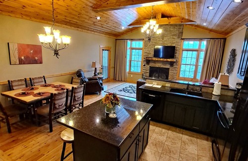 Table Rock Cabin | Comfortable Cabin in a Lakeside Resort