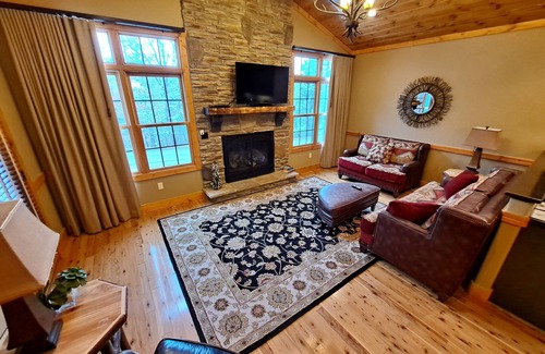 Table Rock Cabin | Comfortable Cabin in a Lakeside Resort