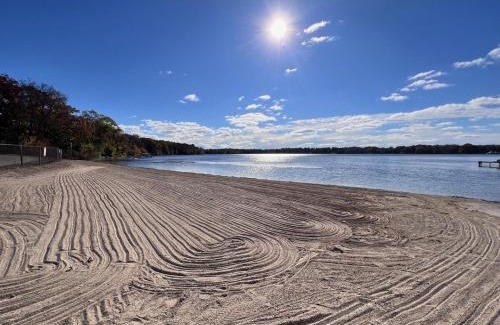 Bohners Lake House | Comfortable Cabin on Lake and 20 min from Ski Hill and Alpine Valley