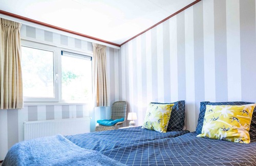 Egmond aan den Hoef Ski Chalet | Comfortable chalet with dishwasher, sea at 3.5 km, in Egmond