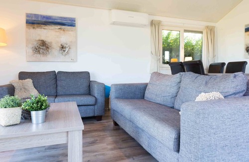 Egmond aan den Hoef Ski Chalet | Comfortable chalet with dishwasher, sea at 3.5 km, in Egmond