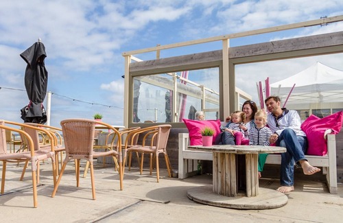 Ockenburgh Ski Chalet | Comfortable chalet with dishwasher near the beach