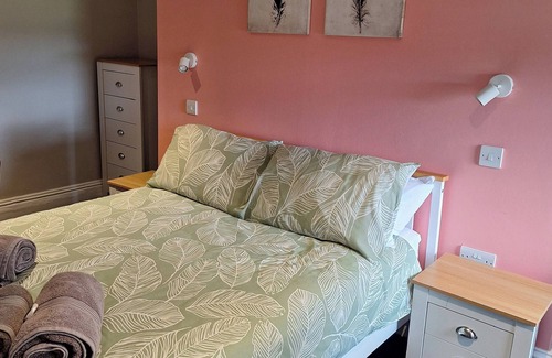 Cranleigh House | Comfortable Double Room with Bath